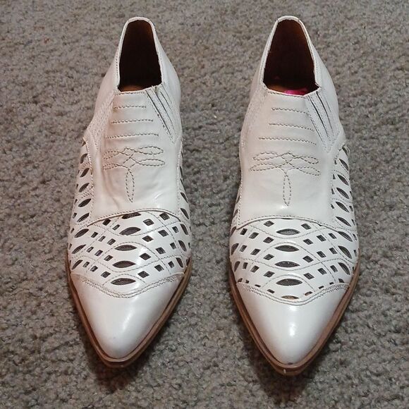 Nine West vintage white laser cut out pointed toe ankle boots Sz 9N EUC - Picture 2 of 10